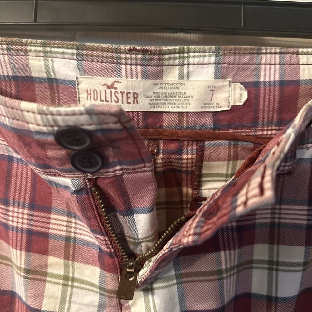 Hollister Stretch Red and White Plaid Ladies Size 7 Bermudas 4 pocket Shorts - Picture 2 of 3